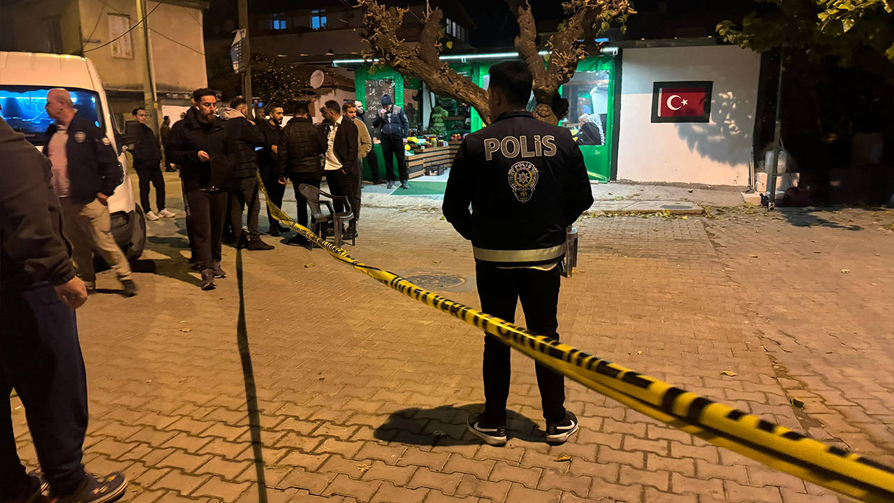 İzmir'in Göbeğinde Silahlı Saldırı: Trafik Polisi Anında Müdahale Etti!