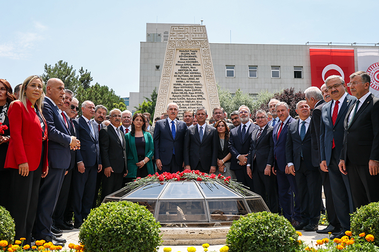 TBMM'de 15 Temmuz Anması: İlk Bombanın Düştüğü Yere Karanfil Bırakıldı
